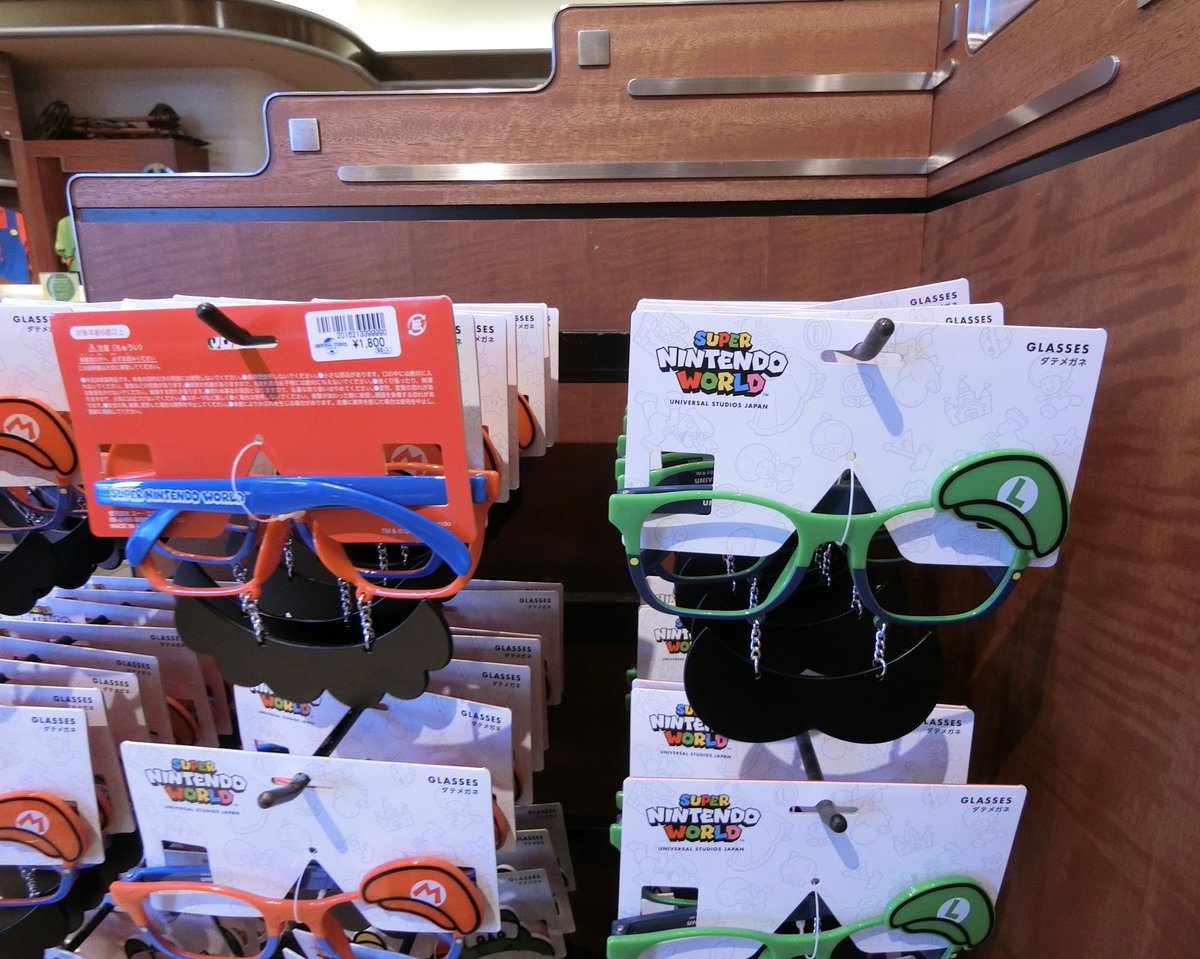 ｕｓｊのツボ ｕｓｊで出会った心温まる物語 Twitterissa Usj ハリウッド エリアのショップでも任天堂グッズの販売開始しました ユニバーサルスタジオストアです メガネとヒゲがセットの ダテメガネ 1800円 ユニバ Usjファン Supernintendoworld