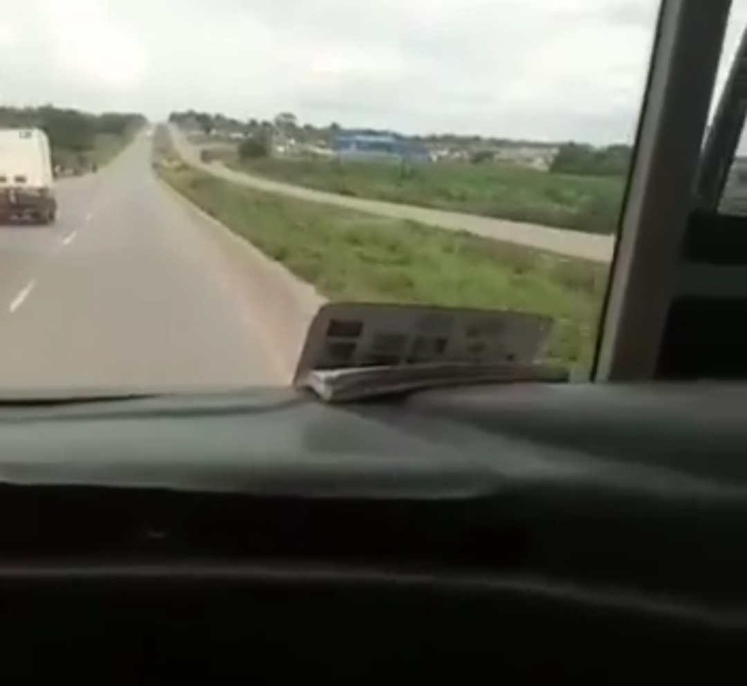 Mwebantu's tweet photo. One person dies in a bus accident on the Kitwe-Chingola road, police say - https://t.co/DeI5NGeEp6 https://t.co/zxyTT6QAy4