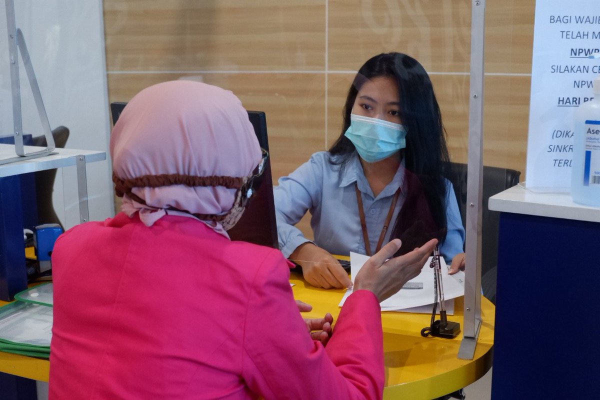 pajakkaltimtara's tweet photo. Setiap KPP dan KP2KP wajib menyediakan fasilitas penunjang protokol kesehatan seperti penyediaan tempat cuci tangan, pengukuran suhu tubuh sebelum memasuki kantor, pengaturan tempat duduk di area tunggu, pemasangan papan pembatas di loket/helpdesk, dll.
#LayananPajak
#NormalBaru https://t.co/Ft8IKbBAEQ
