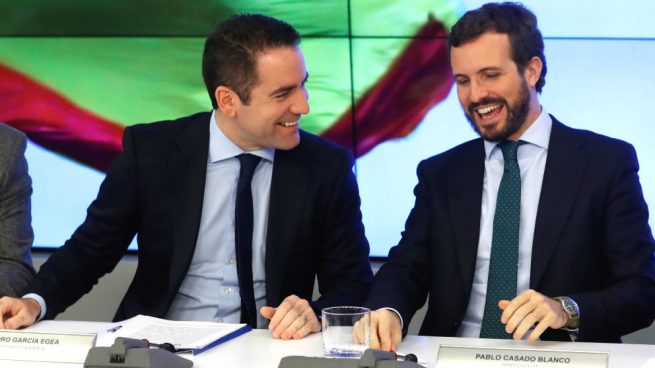 BenderOfuscado's tweet image. -Entonces pediste que dimitiera el alcalde socialista que se vacunó.
-Sí.
-Pero al de Murcia le defiendes por lo mismo.
-Exacto.
-Eres un fuera de serie, Teo!
-Lo sé!