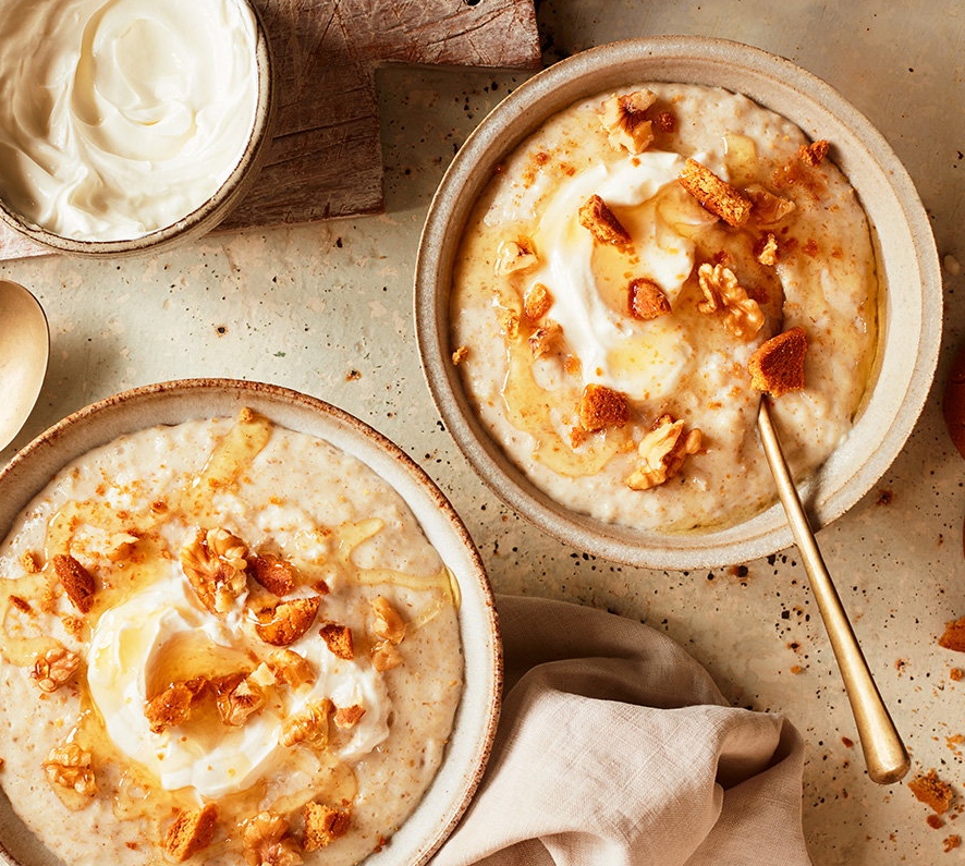 Warm up your winter mornings with this comforting gingerbread porridge. See how to make it here: billingtonsgingerbread.co.uk/portfolio-item…