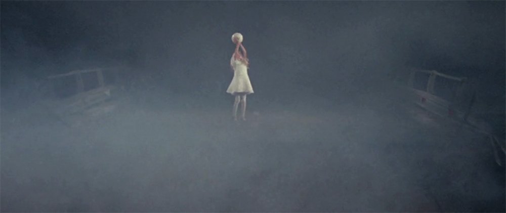 Pedraza lleno de niebla recuerda al pueblo brumoso de OPERAZIONE PAURA (1966), similar en su tortuosa arquitectura mediterránea de piedra, que De la Iglesia sella con el homenaje a la niña de la pelota del film de Mario Bava, también recreada en el TOBY DAMMIT (1968) de Fellini.