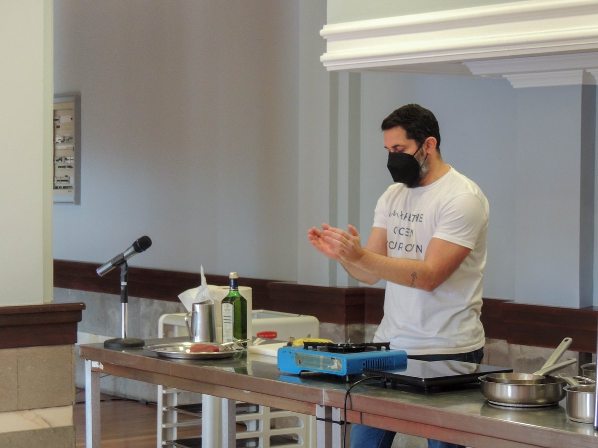 Estudiantes del Hotel Escuela Santa Brígida asisten a las ponencias de Rafael Ansón, Javier Aranceta, Francisco Almeida y Omar Páez 

¿Quieres adentrarte en la innovación gastronómica? 🤔 ➡️ bit.ly/estudiaenelmun…

#HecansaFormacion #EstudiaenelMundoReal #Aehos #FormacionDual