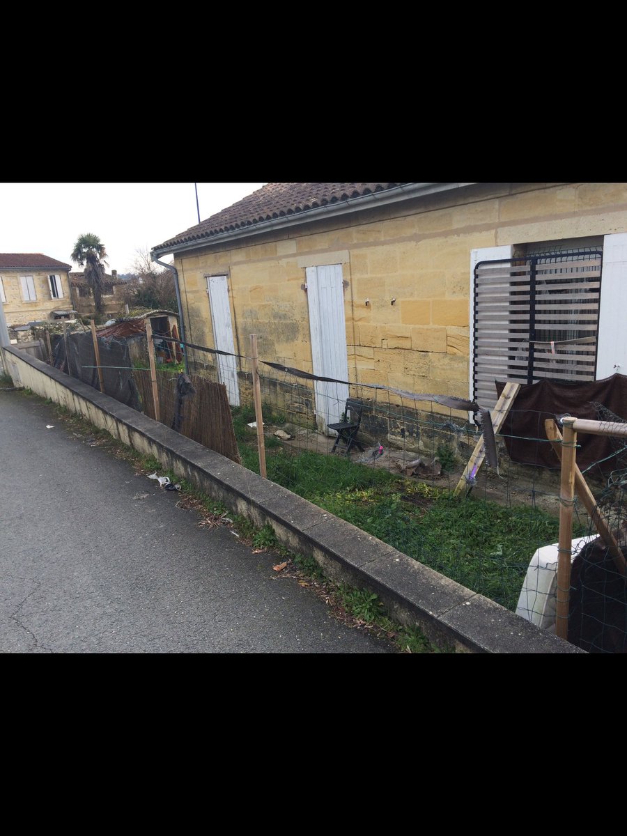 EcodecoA's tweet photo. @ANGULOMarieDolo J’ai l’impression!!il y a aussi des chiens!!pour le voisinage c’est l’horreur,nous sommes en zone artisanale avec une usine,un commerce de vente d’automobiles de luxe,un lavage de voitures et un appart-Hôtel #lahonte les propriétaires des bourgeois du vin #graves #portets33640 https://t.co/LPzVWUK5iu