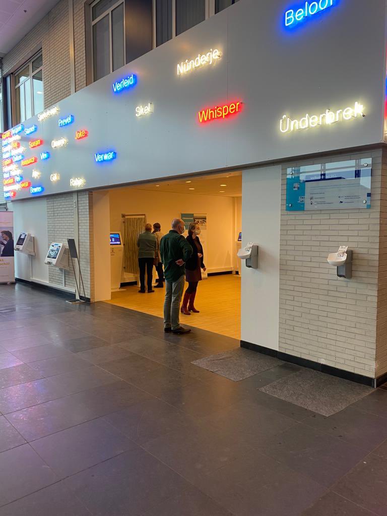 Aanmeldzuilen en hulp van de vrijwilligers. Dank Marijke en alle anderen, om onze patiënten te helpen de weg te vinden in het MCL.