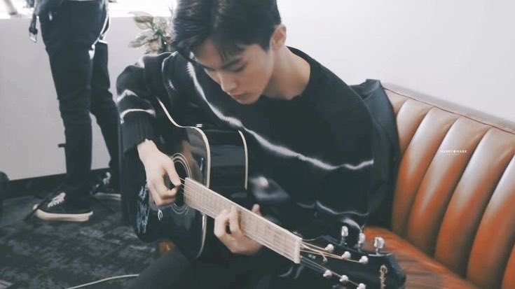 นึกภาพแล้วเขิน มีมาร์คมาร้องเพลงเล่นกีต้าร์ให้ฟังงี้ ไม่มีแฟนก็ได้ ยกหัวใจให้เลย