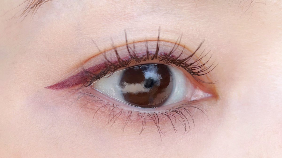 さきの Sopo リキッドアイライナー 04バイオレット 近所にファミマがあるからついつい買ってしまうsopo アイライナーも高発色で可愛いな このバイオレットは透明感のある渋色だからさりげな くカラーを忍ばせるのに丁度いい色でした 色ムラが出ないよう