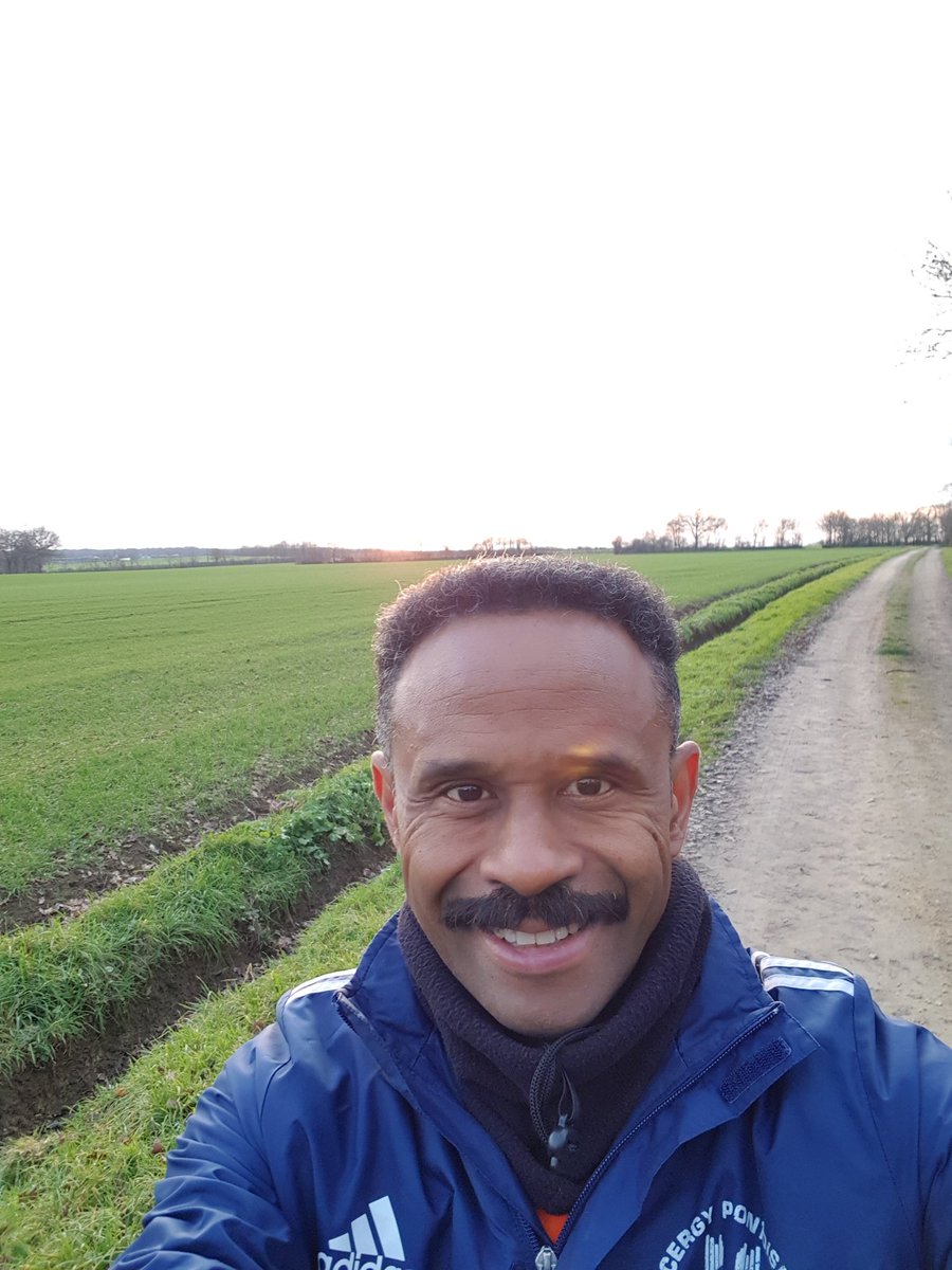 Jackanasardnan1's tweet photo. 👋🏃‍♂️🏃‍♀️#Runners.Avant le taf.Tour de chauffe et échauff dynamique. Puis Entretien VMA 3X1km au seuil recup 2'30" ,vache ça deboite et decalamine.Le job est fait.Retouraucalme.Bye et merci les #twittos pour vos 💕 #trainninghard @ComuniRunners @RunnerAguanaval #gorun #osezcourir https://t.co/5ahzeAL1B0