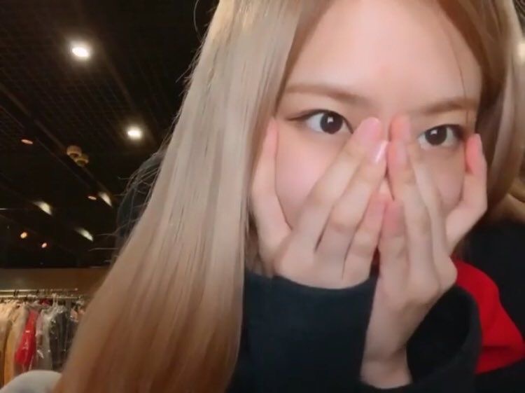 hourly rosé tweet media