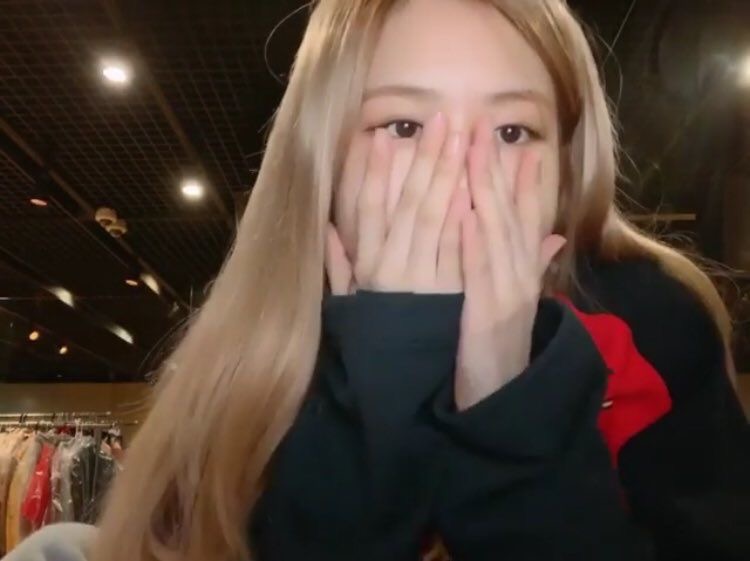 hourly rosé tweet media