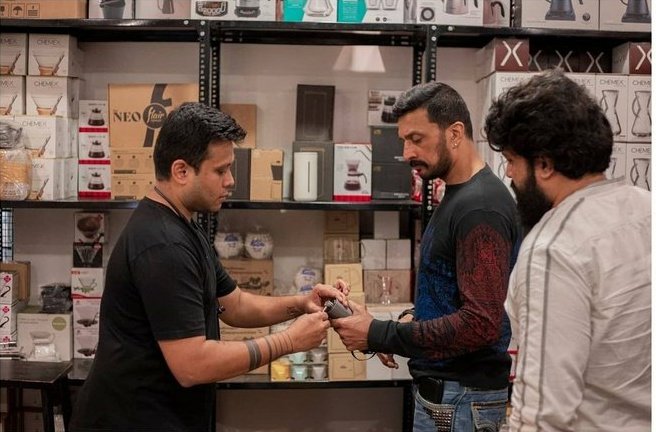 BosTeam_Gokak's tweet photo. #ExclusivePic #Baadshah @KicchaSudeep Anna visited @Benkicoffee store.☕

Coffe lover nama #Kiccha

#KicchaSudeep #VikranthRona 
#PhantomUpdateJan21 
#PhantomUpdateTomorrow https://t.co/a7YGgXcqjY