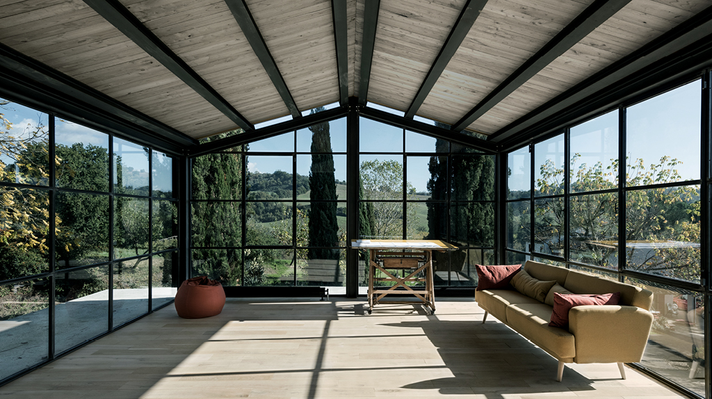 The Umbrian countryside provides an evocative backdrop for this renovation project, where there is a strong desire to respect the rural context.
Private Residence 
location Attigliano, Italy / systems M65 TB Corten - FerroFinestra W40
Designer: Giulio Cappello
Photo: Paolo Fusco
