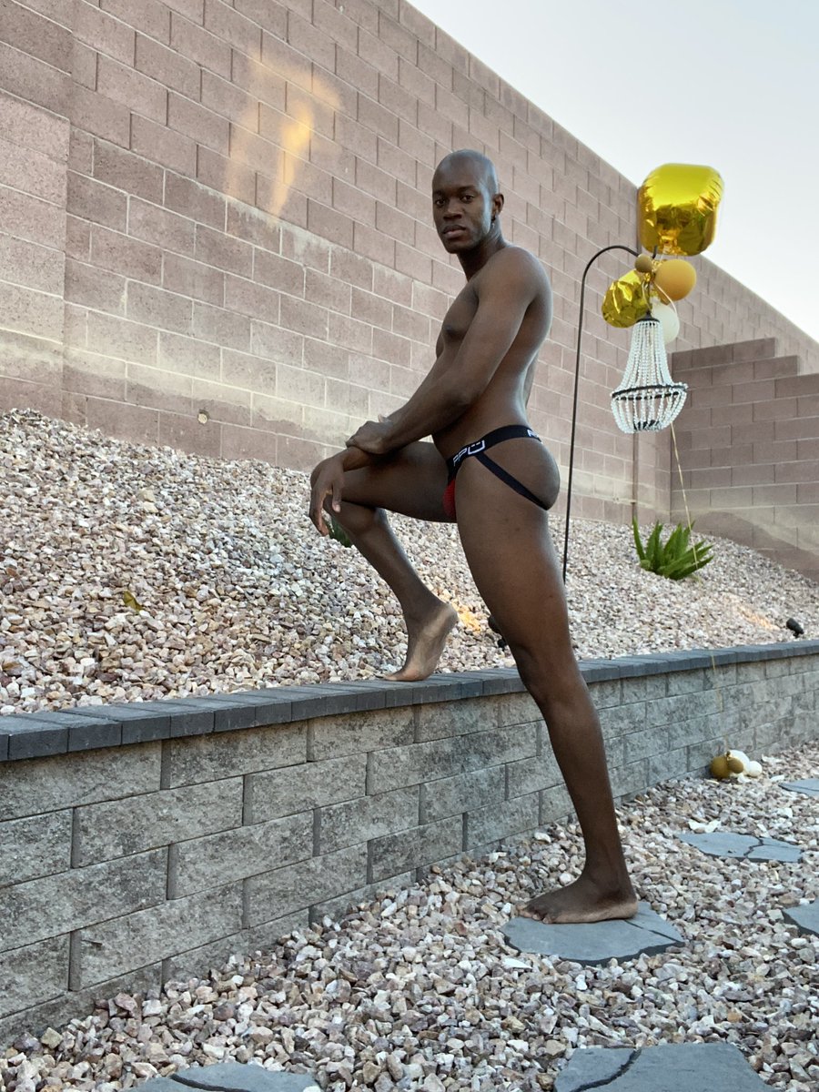 IAMXAVIERWALKER's tweet photo. Happy HumpDay lol. #SmallBootyMatters lol #HumpDay https://t.co/uMdBz2VZIR