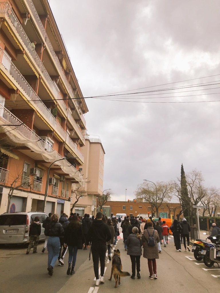 Aquest matí 100 persones ens hem concentrat en solidaritat amb les dues veïnes d'Esplugues denunciades per la Policia Local i citades a declarar per atemptat contra l'autoritat.

Solidaritat amb les veïnes denunciades, si les envieu a judici respondrem plegades!

#JaHiTornemASer