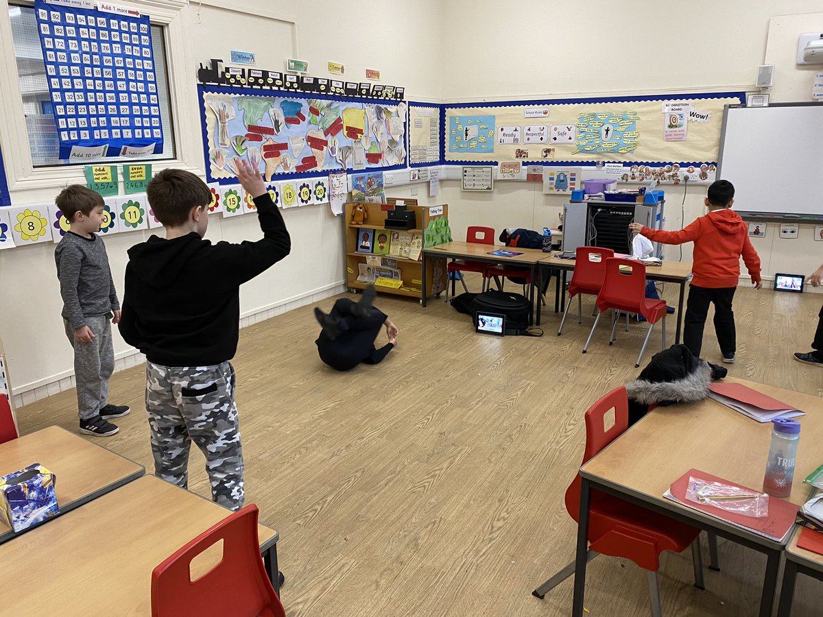 LorneSchool's tweet photo. An afternoon of exploring @HomeCourtai on our iPads, joining class calls and some guitar lessons in the Lorne hub this afternoon! A very busy day for all! 🎸 #TeamLorne https://t.co/e8tUFop8wx