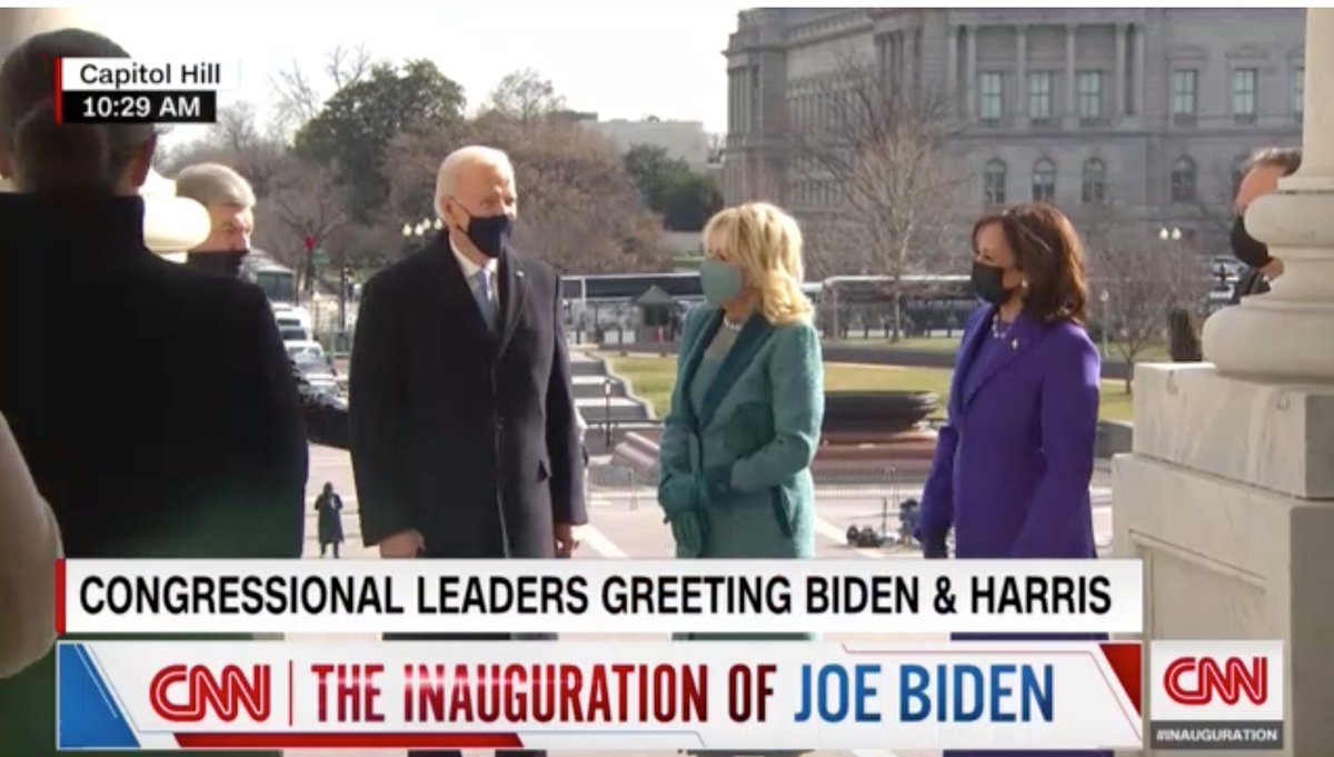 Wat je met kleren kunt zeggen... beide vrouwen in de symbolische kleuren van de Suffragettes: paars en groen. Solidariteit met alle vrouwen die opkwamen voor kiesrecht en de weg voor ze gebaand hebben. 💚💜💚💜#Inauguration2021 #KamalaHarris #DrJillBiden