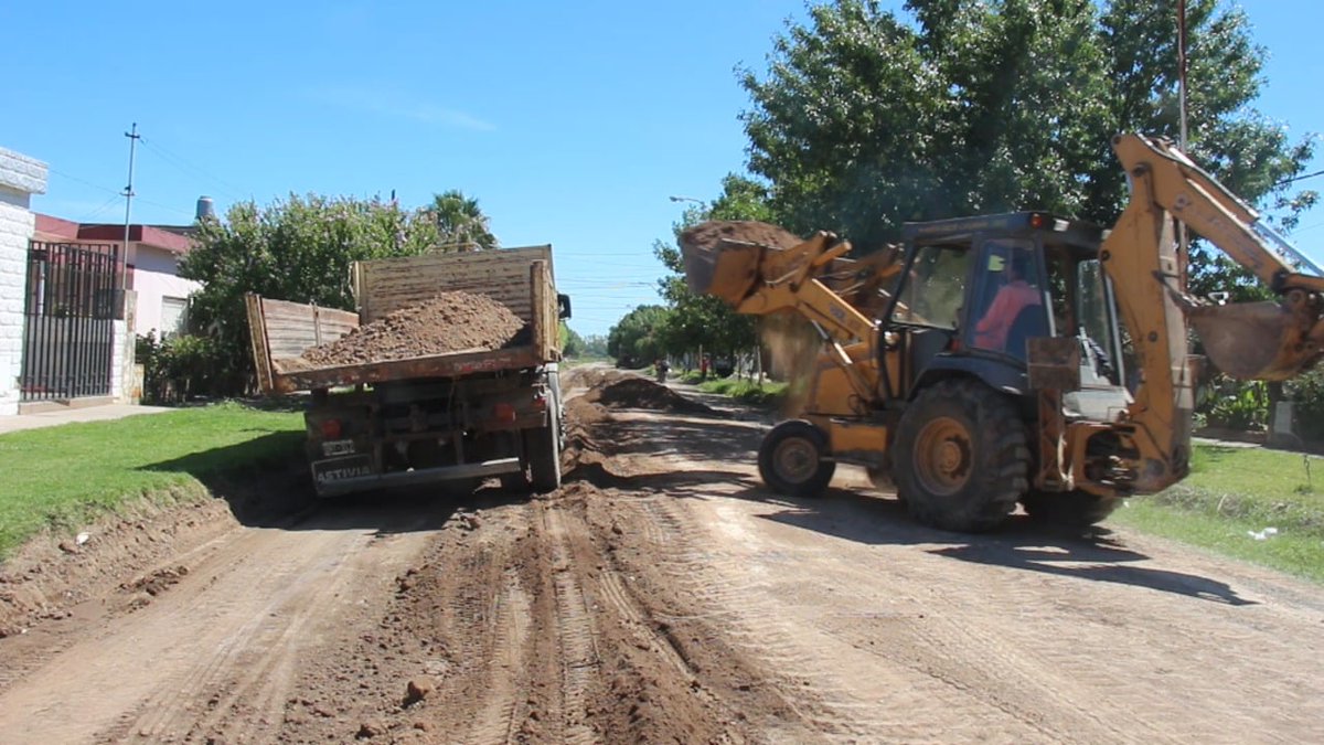 municarca's tweet photo. CORDÓN EN MORENO
La Secretaría de Obras Públicas de la Municipalidad de Carcarañá, comenzó con la segunda etapa de trabajo en la construcción de Cordón Cuneta y estabilizado granular en calle Moreno, en el tramo entre San Martín y Brown, para luego continuar hasta calle Uruguay. https://t.co/7dBQFzfkKF