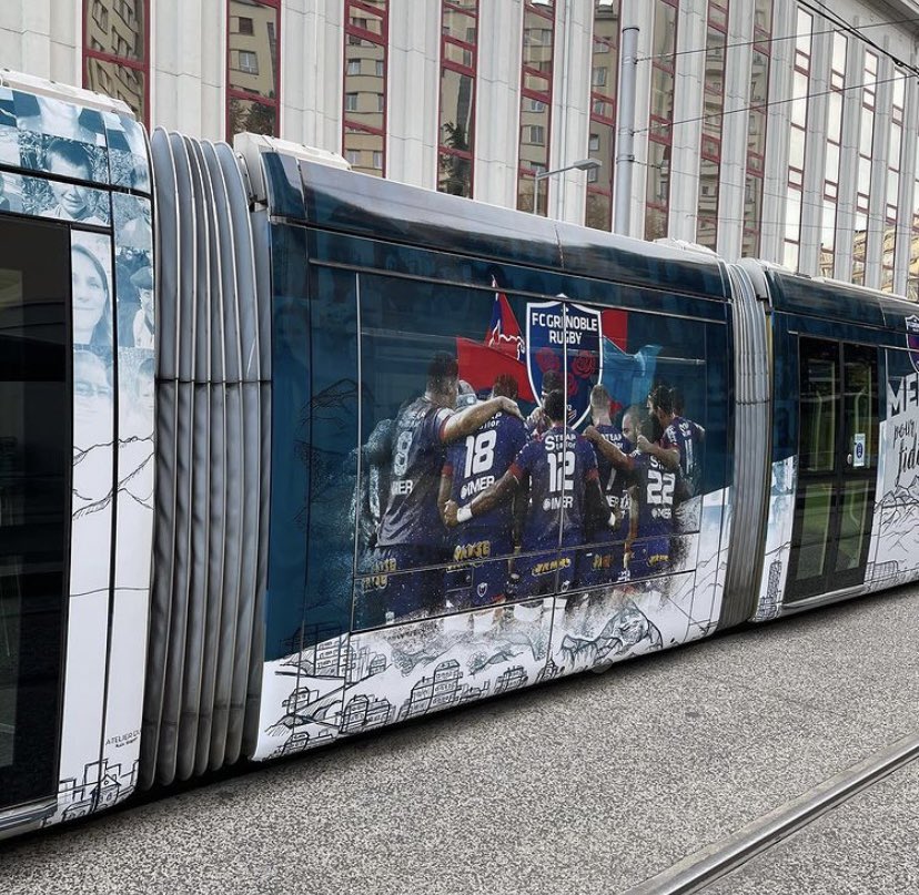 NRJGrenoble's tweet photo. 🔴🔵 Qui a vu le nouveau tram de la @TAG_Grenoble aux couleurs du #FCG ? 🏈 
 📸 @FCGrugby https://t.co/2zv28eCxVs