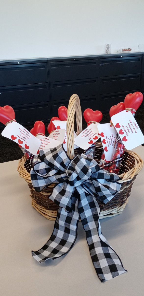 LeonnaWinston's tweet photo. Here at the #MDO5888 we are saying "Thanks for all you do!! These🥰 hugs and 😘 kisses are for you...❤❤ https://t.co/Ilow6a3vJQ
