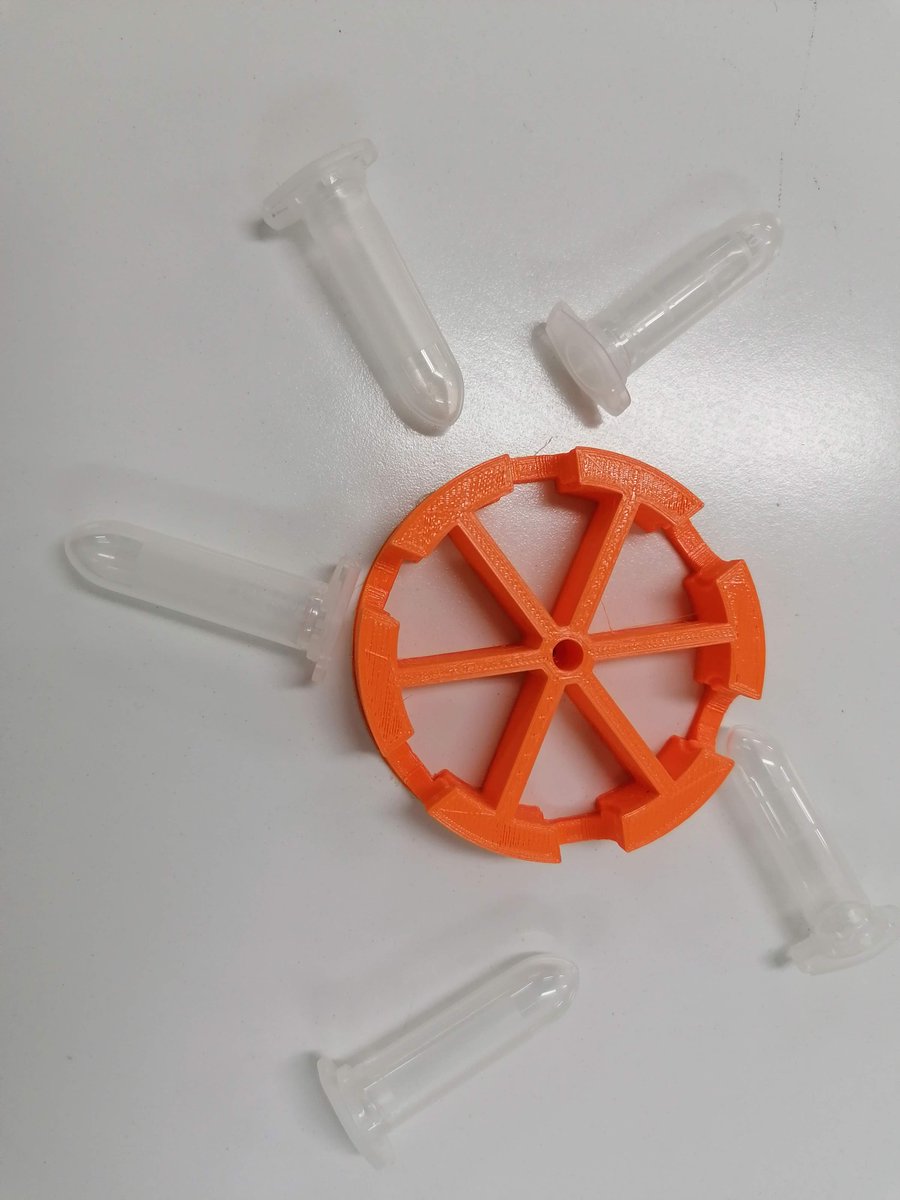 BiotecnologiaF's tweet photo. Un elemento fundamental para cualquier laboratorio de biotecnología es una centrífuga para microtubos. Utilizando la impresora 3D del Departamento de Tecnología del nuestro Instituto hemos fabricado esto..
#cienciaciudadana 
#CitizenScience 
#SinCienciaNoHayFuturo https://t.co/TUX4FyN0r4