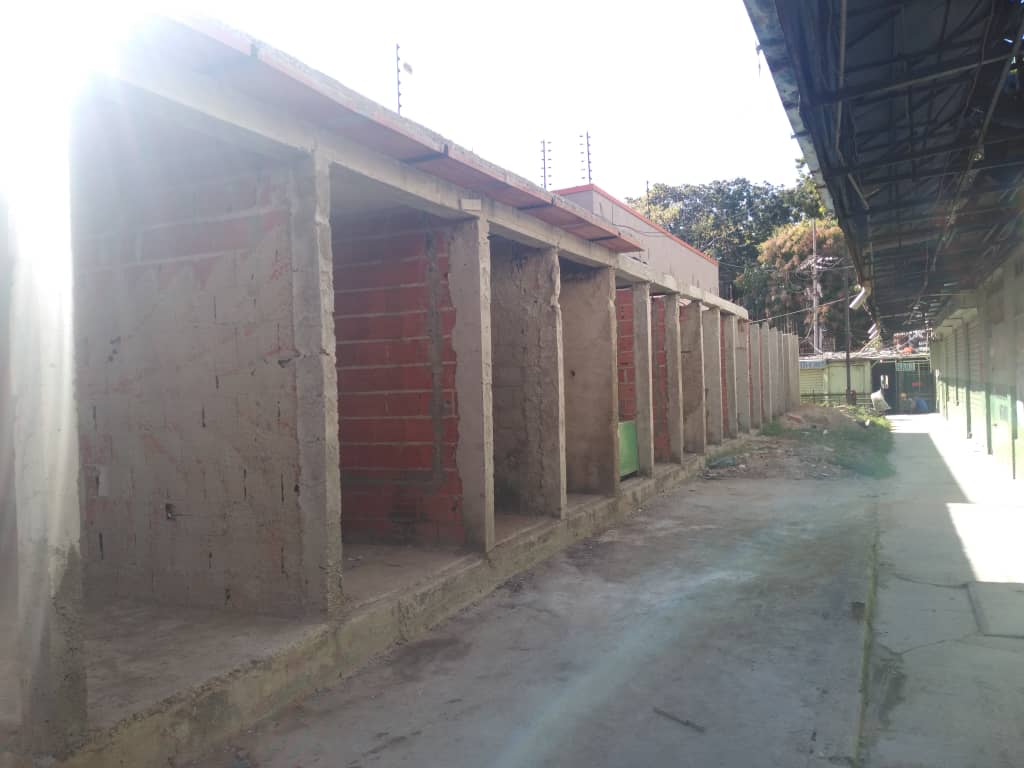 Hoy #20Ene Se lleva a cabo limpieza en la sala de espera del terminal de occidente para dar inicio a la recuperación de esos espacios, pronto recuperaremos el asfaltado de dicho terminal.
Seguimos brindando atención oportuna a los espacios de #LaCiudadQueQueremos
<a href="/CentralMaracay/">Terminal De Maracay</a>