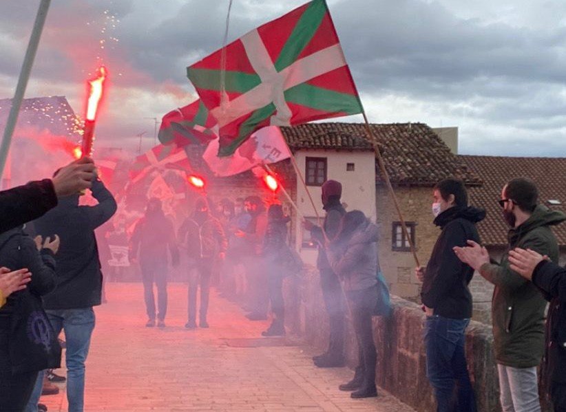 Arabako militanteon berotasunarekin bagoaz Armiñonetik Madrilera bidean.

Aitor eta Galder aske eta gurekin nahi ditugu!

#ANkerkeriariSTOP