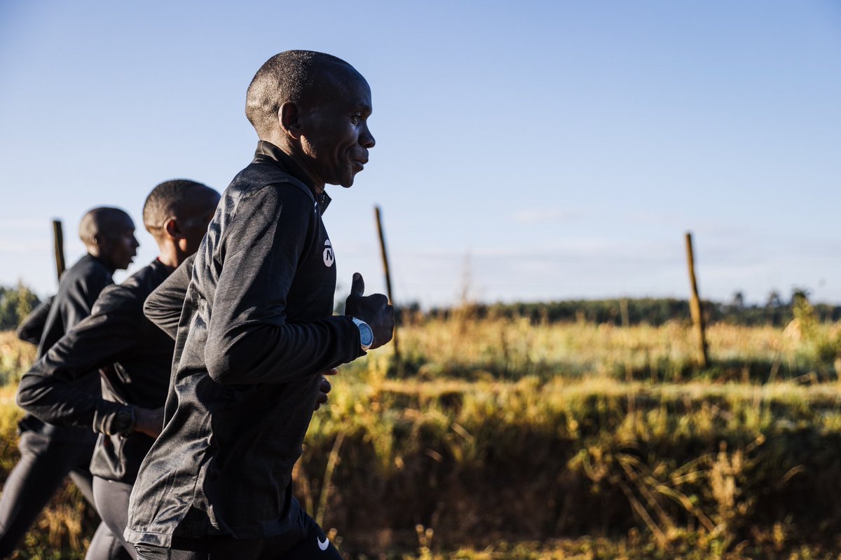 The final kilometres of a strong fartlek session with the team.