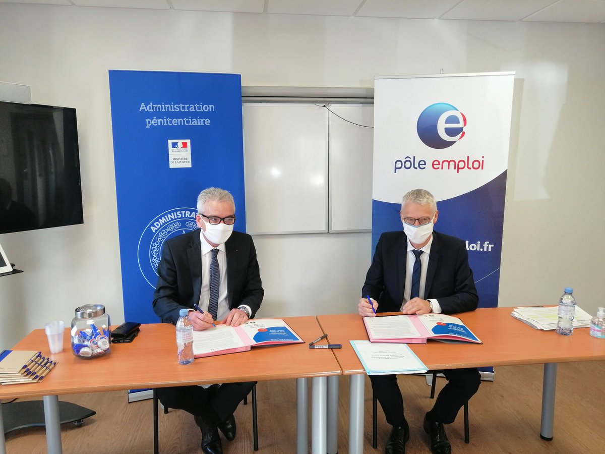 Le directeur interrégional Pascal Vion et le directeur de Pôle-emploi @FredericDanel renouvellent le partenariat entre l'administration #pénitentiaire et @poleemploi_bfc.
Cette convention vise à développer l'employabilité des personnes détenues (#orientation, #formation, etc).