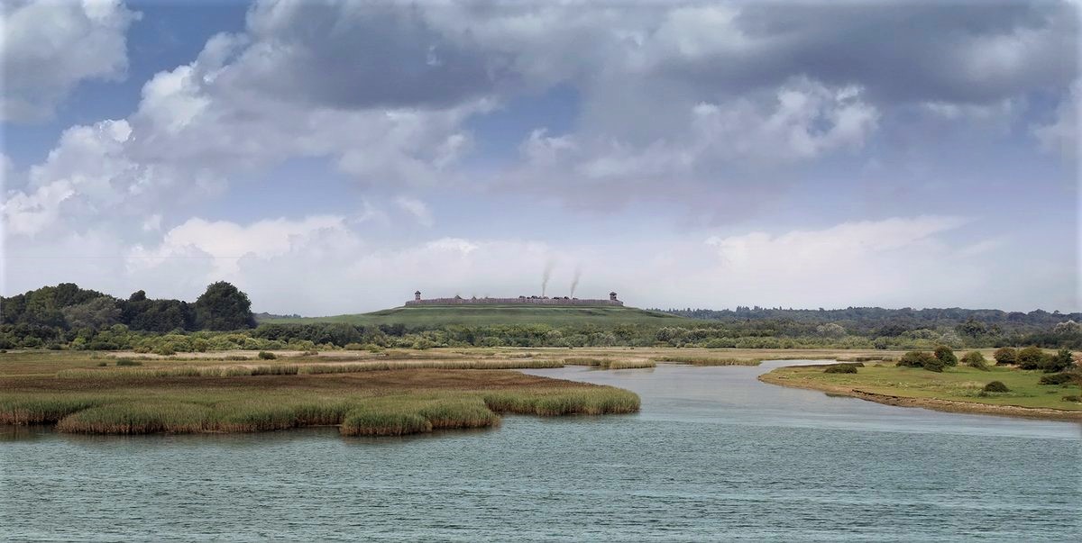 A great  #reconstruction of Tatchbury Mount hillfort  #Hampshire showing its former imposing form and dominant view to the River Test © Keith Godwin for  @NewForestNPA  @NewForestArchWhen lockdown ends, it’s well worth seeking out! https://www.newforestnpa.gov.uk/things-to-do/walking/historic-routes/historic-trail-tatchbury-mount/ #HillfortsWednesday