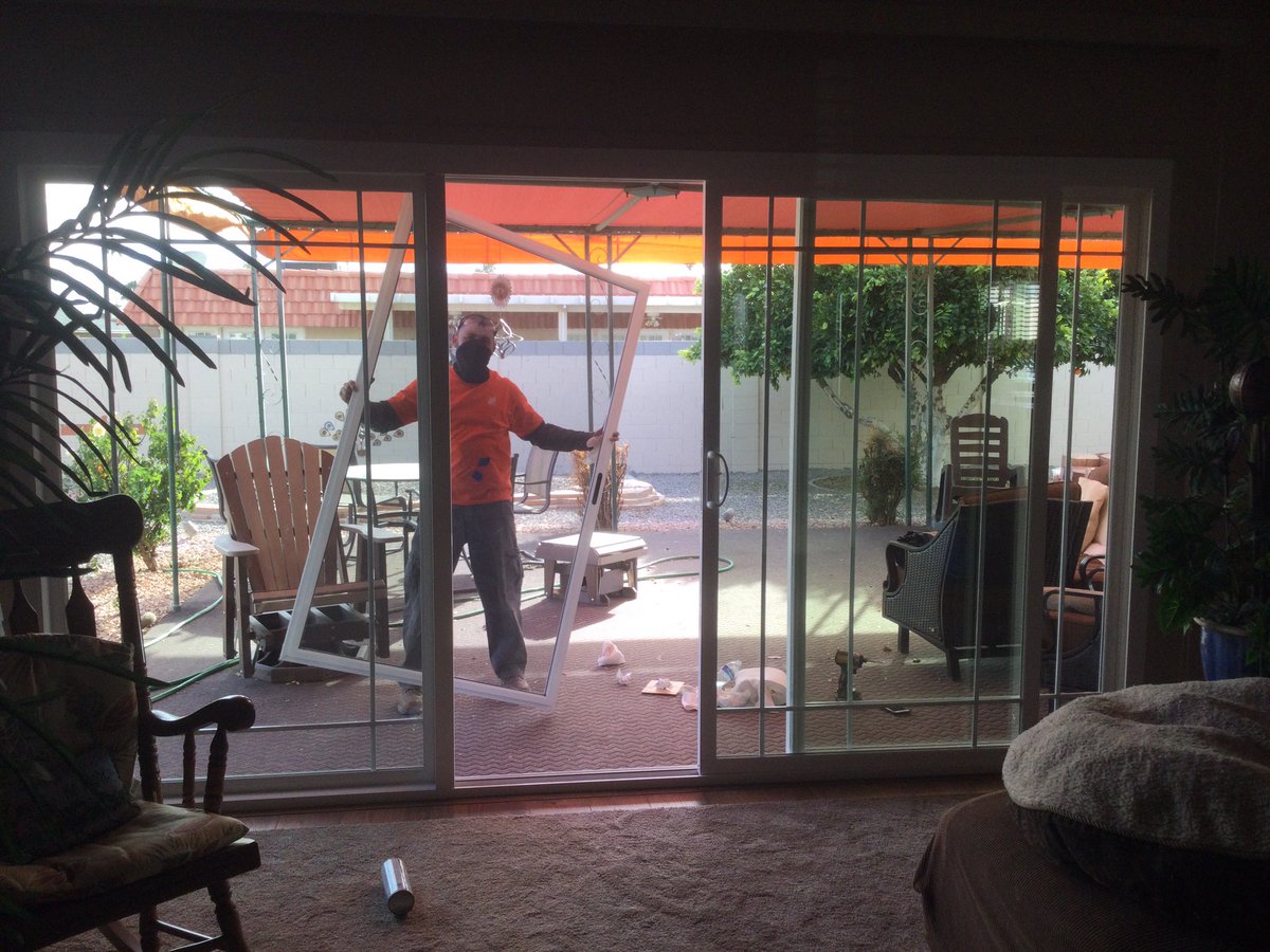 beaveralison1's tweet photo. Monday’s install in progress. #BuyMoreSaveMore #HDIS #SunCityAZ #Simonton 6200 Two 12’ Doors Custom!  Store #459 @teamlindquist @HDIS_CHRIS https://t.co/1AyfjRpwuD