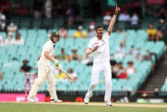 3rd Test:Debutants - IND: Navdeep Saini, AUS: Will PucovskiRohit returns for injured Mayank AgarwalAUS won toss Bat 1st - 338/10Pucovski 62 & Smith 131Saini picked 2 wktsIND 1st Inns 244/10Gill - 50, Pujara - 50(176), Pant - 36+