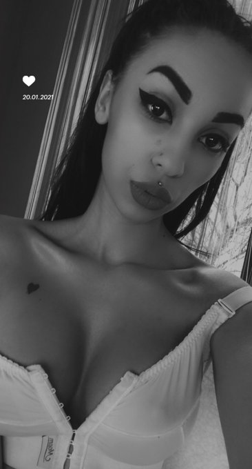 LIVE RIGHT NOW ON @chaturbate ❤️❤️ https://t.co/MyI0fRCkzF