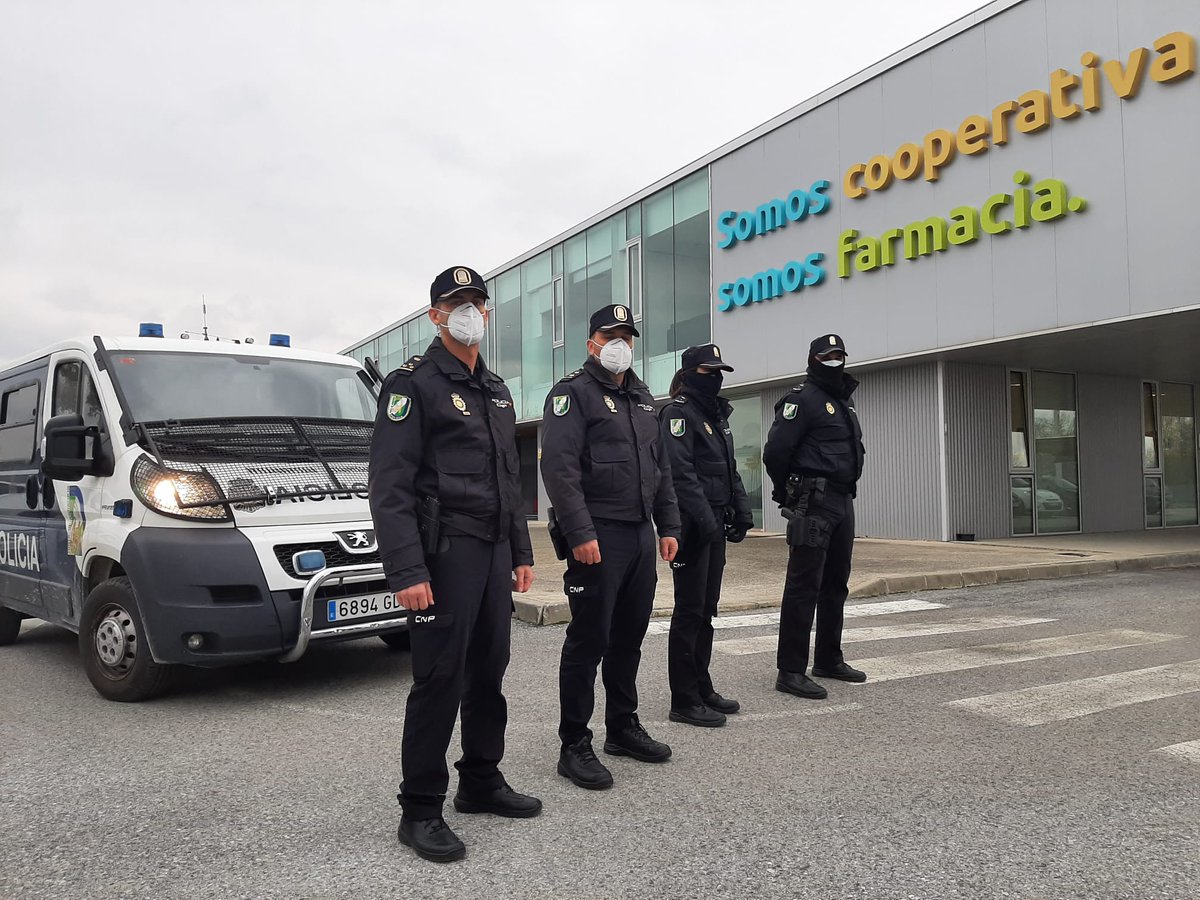 ℹ La Unidad de #PolicíaAndalucía ✅  ejerce funciones de vigilancia y protección de las vacunas 💉en la sede de <a href="/BidaFarma/">Bidafarma</a> de #Granada