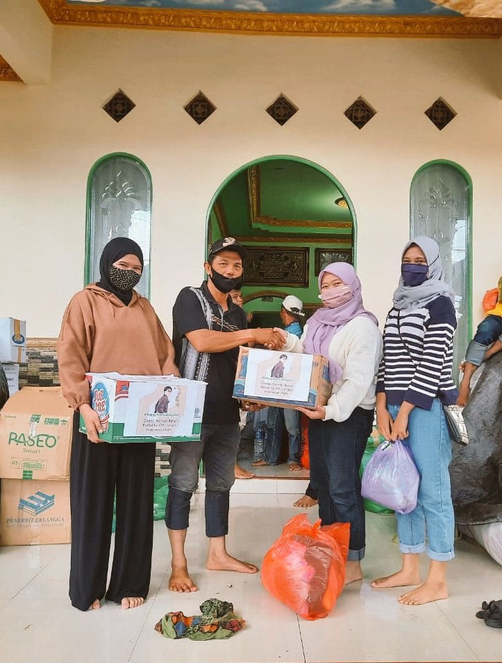 babiiesproject's tweet photo. Tim yang berangkat ke sana, menyampaikan sedikit bantuan yang terkumpul dari uang kas BPI &amp; donasi atas nama Off Jumpol &amp; Babiis Indonesia.

Semoga bantuan yang diberikan bisa meringankan sedikit beban teman-teman di sana, ya. Amin.. 🙏

#ทัมเชียล30ยังแจ๋ว  
#HappyTumcialDay2021 https://t.co/nF2CNzo2cc