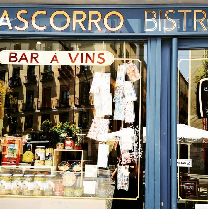 conelmorrofino's tweet photo. Hoy te chivamos 11 sitazos para irse de vinos (naturales), cuando se pueda, claro está, en #Madrid. ¡Para que vayas tomando nota! #vinos #vino #vinonatural #vinosnaturales #bares #taberna #winebar #winelover #wine #conelmorrofino https://t.co/g6qGIjbrvI https://t.co/kGpRX9epkS