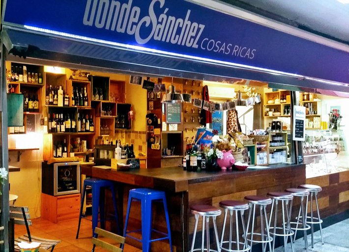 conelmorrofino's tweet photo. Hoy te chivamos 11 sitazos para irse de vinos (naturales), cuando se pueda, claro está, en #Madrid. ¡Para que vayas tomando nota! #vinos #vino #vinonatural #vinosnaturales #bares #taberna #winebar #winelover #wine #conelmorrofino https://t.co/g6qGIjbrvI https://t.co/kGpRX9epkS