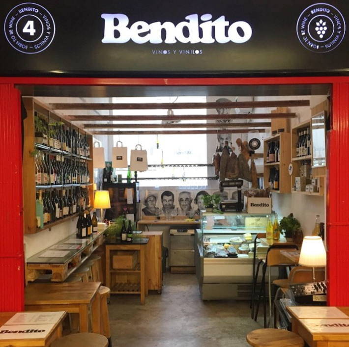 conelmorrofino's tweet photo. Hoy te chivamos 11 sitazos para irse de vinos (naturales), cuando se pueda, claro está, en #Madrid. ¡Para que vayas tomando nota! #vinos #vino #vinonatural #vinosnaturales #bares #taberna #winebar #winelover #wine #conelmorrofino https://t.co/g6qGIjbrvI https://t.co/kGpRX9epkS
