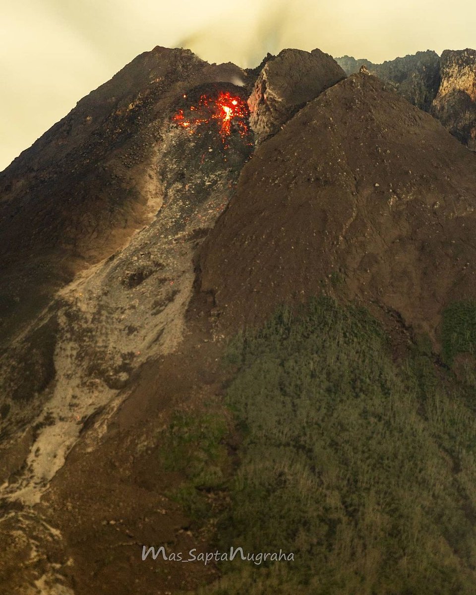 merapi_uncover's tweet photo. Udah alus kaya "jalan TOL". Lava pijar Gunung Merapi difoto pada tanggal 20 Januari 2021 jam 01.29 WIB  dari GOR Kaliurang, Pakem,  Sleman yang berjarak 7 km dari Puncak Merapi

Lokasi foto : GOR Kaliurang, Hargobinangun, Pakem,  Sleman, Yogyakarta

📸: Mas saptanugraha https://t.co/qZpf5C9XQ3