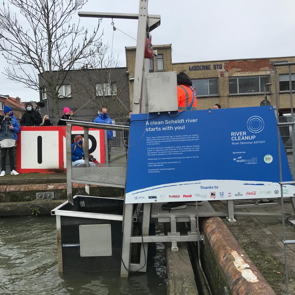 CocaColaBE_nl's tweet photo. De Belgische organisatie #RiverCleanup introduceert de River Skimmer in ons land! Met trots steunen onze collega's bij @CocaColaEP deze uiterst slimme technologie om drijvend afval op te vangen. 👉 https://t.co/enYE2Hm2eb https://t.co/NxIqERlE5P