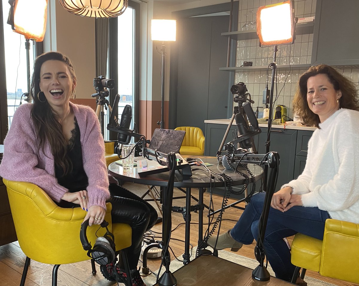 <a href="/UniversiteitNL/">Universiteit van Nederland</a> is wat nieuws begonnen waarbij ze <a href="/YouTube/">YouTube</a> -rs verbinden aan wetenschappers. Vandaag was de beurt aan <a href="/GwenvanPoorten/">Gwen van Poorten</a> en mijzelf. En zoals je ziet was het erg leuk. Binnenkort online. zie ook bv universiteitvannederland.nl/govertsweep met <a href="/GovertSweep/">GOVERT SWEEP</a>