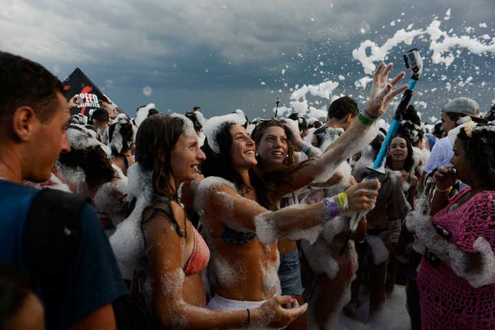 [COVID -19] Se detectó una nueva cepa en Pinamar. A esta mutación del virus "le gusta la joda". Es más contagiosa en fiestas y suele llegar a la playa después de laa 4 de la tarde.