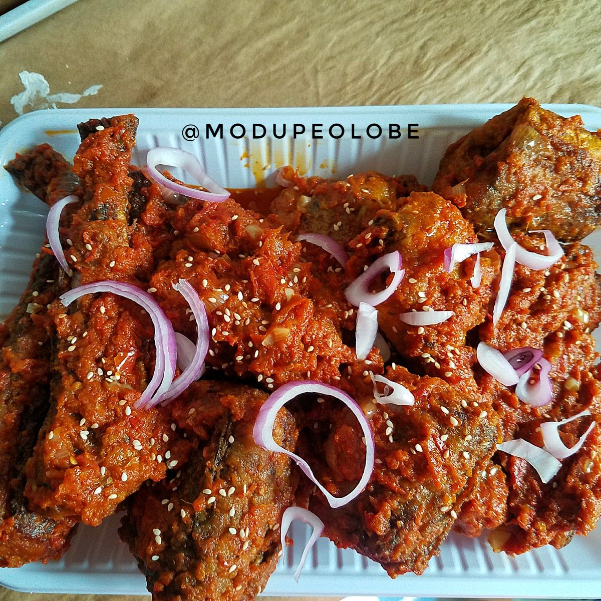 ModupeOlobe's tweet photo. What's your fav peppered protein: Fish? Chicken? Turkey? Goat meat? Ram meat? Cow meat? Pork? Snails? Prawns? Etc! 

Pic: peppered chicken and hake fish 🔥. 

#foodvendor #Lagos https://t.co/CQmK5EeWml