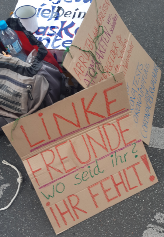IbDoku's tweet photo. Die Großaufmarsch von #Corona-Protestlern in #Wien bei #W161 hat sehr viel Ähnlichkeit zum Aumfarsch in #Berlin #B2908.
@MichaelBonvalot´s Eindruck können wir bestätigen. Nur vereinzelte verirrte und unorganisierte "Linke" fanden sich bei "Querdenken" ein. Es gab keine Querfront. https://t.co/zoznqNqipZ