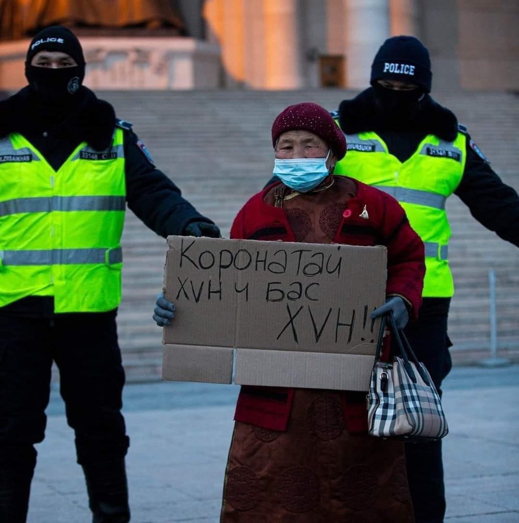 Би энэ эмээг хараад, настай хүмүүст эрх чөлөөний тухай ойлголт мэдрэмж байдаггүй, тэд эрх чөлөөг боомилон дардаг нийгэмд амьдарсан хүмүүс гэж боддог байснаасаа ичиж байна. Энэ эмээг үнэхээр чин сэтгэлээсээ биширч байна. Урт наслаж, удаан жаргах болтугай буурай эмээ минь