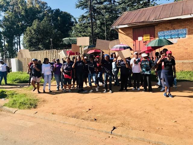 SAfmRadio's tweet photo. NOW on #SAfmLifeHappens with @PhemeloMotene its the #LifeInSA feature where celebrate those doing commendable work in SA. Today we are celebrating community health workers. What are they witnessing on the ground?
Questions for them? https://t.co/llByyPlaF1