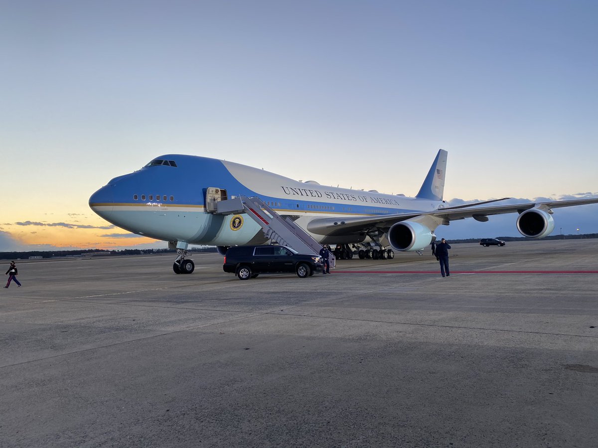 newsguyusa's tweet photo. Air Force One awaits departing @POTUS for his final flight. https://t.co/PmUhw6ndHM