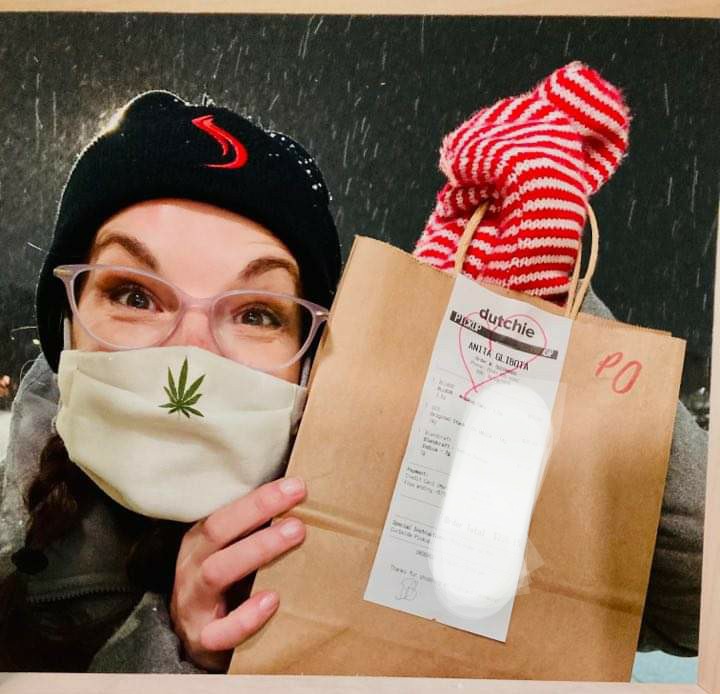 highlandkw's tweet image. Thanks for stopping by our #pickupwindow @AGlibs !  Lockdown has us all locked up... it's sooo nice to see customers' smiling faces (well... smiling eyes!😄😷) #shoplocal #kitchener #kitchenerwaterloo #momandpopshop #Independent