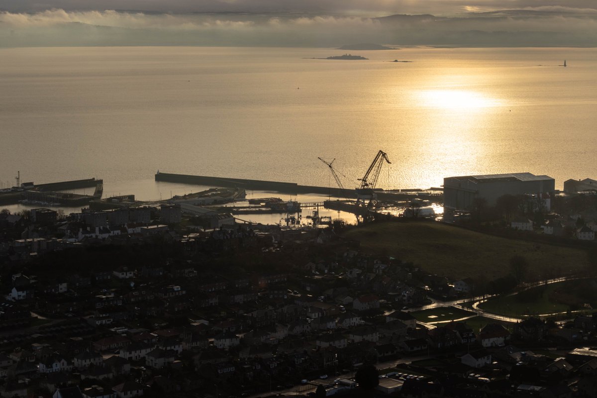 fifeexplorer's tweet photo. Some local exercise during late afternoon on
the Binn Hill above Burntisland - a setting sun provided
some unusual light and atmospherics...
#fifewalks #instascotland #lovefifeagain
#outandaboutscotland #YCW2021
#lovescotland #Scotlandisnow #scotlandshots
#photooftheday https://t.co/WgdPxnwYoQ