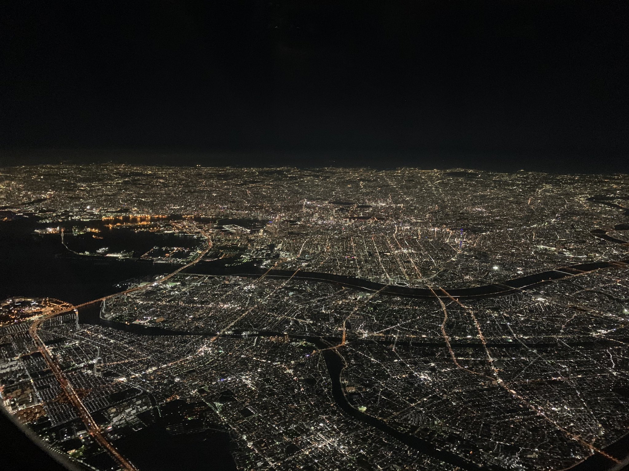 畑野 剣輝 Tsurugi Hatano 早くコロナが終息しますように 羽田空港上空 機内から撮影 Iphone 飛行機から見る 夜景 東京一望 コロナ 終息願う でかけられる日が 早く 来ますように コロナウイルスが早く終息しますように T Co