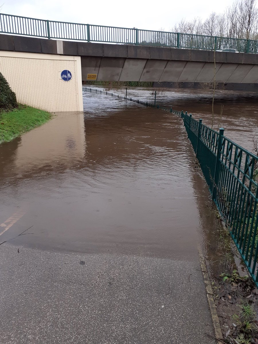 Some of the footways around meadowhall are flooding #takecare #flooding #meadowhall <a href="/ameytm/">AmeyTM</a>